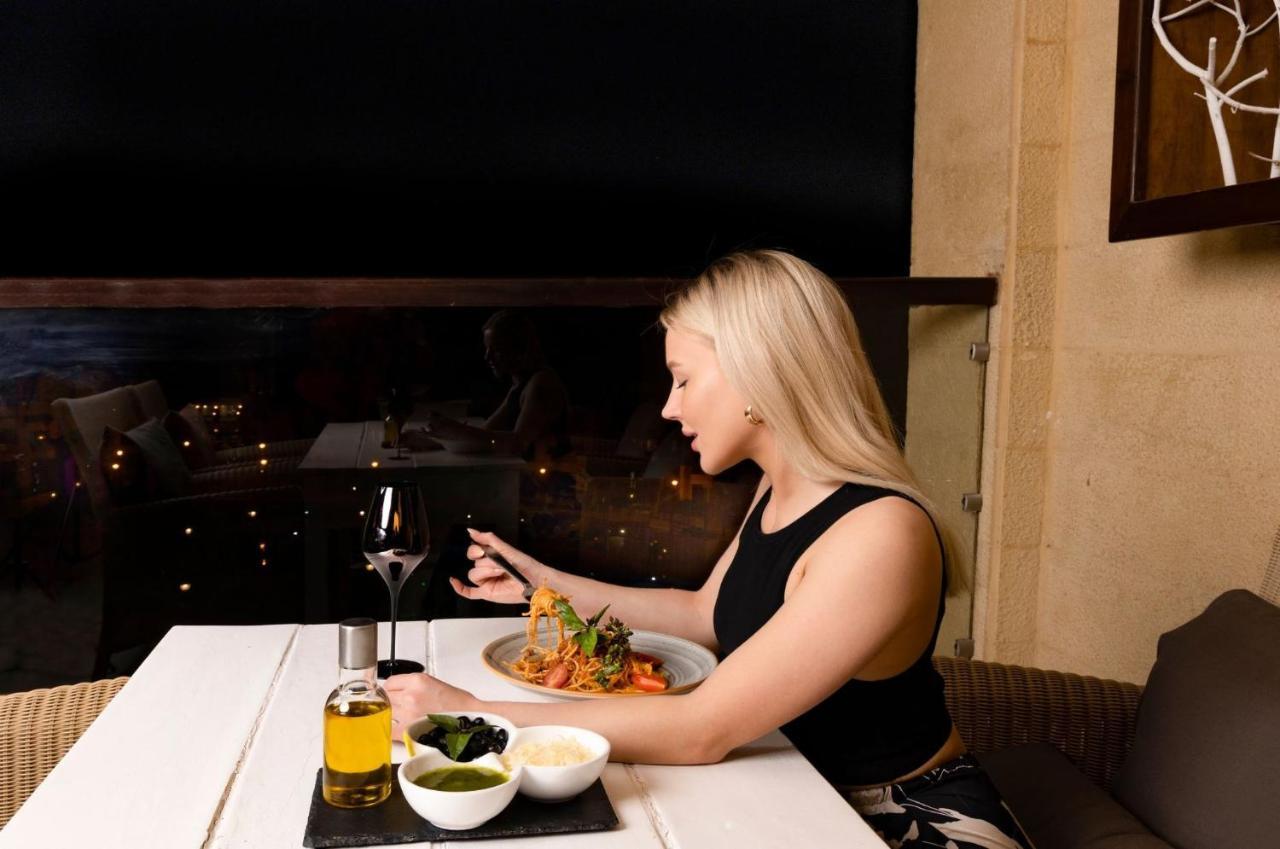Crowne Plaza Jordan Dead Sea Resort & Spa By Ihg Sweimeh Exterior foto A woman eating at a restaurant