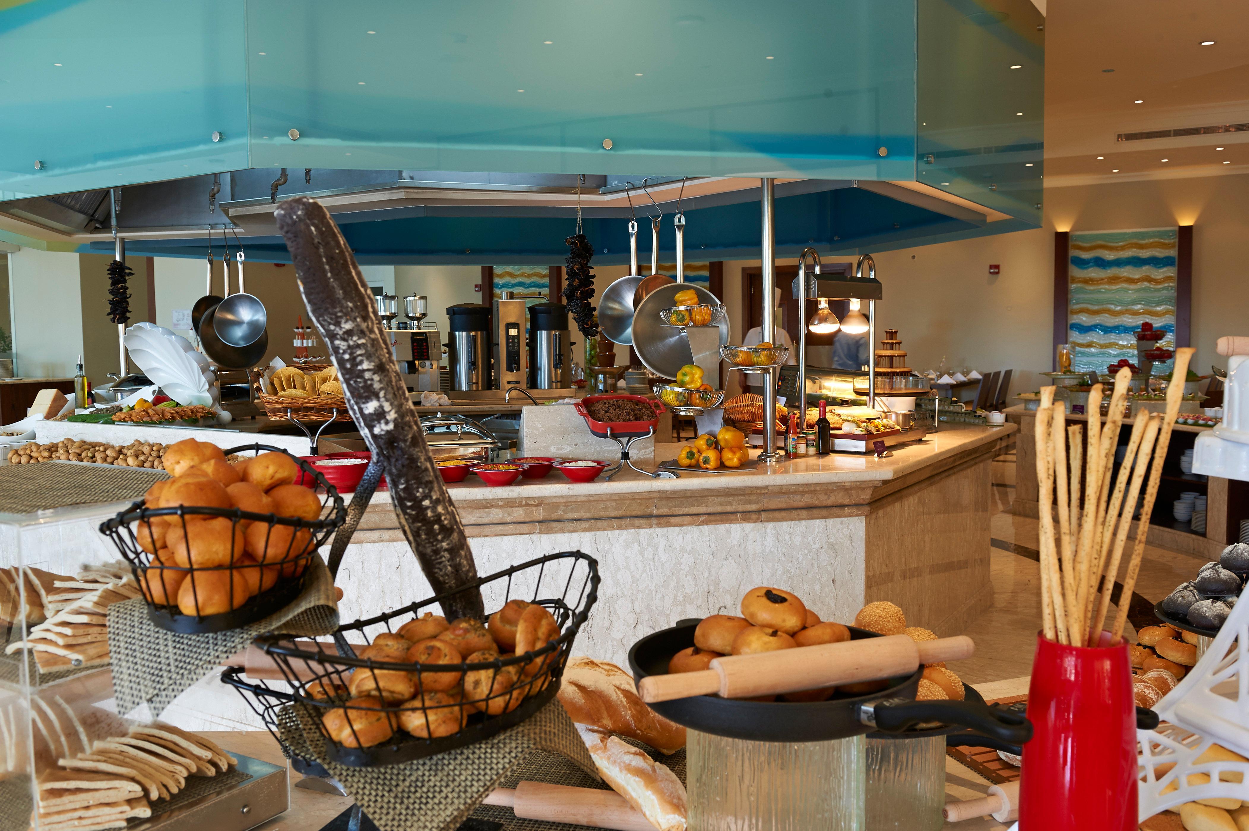 Crowne Plaza Jordan Dead Sea Resort & Spa By Ihg Sweimeh Exterior foto A buffet at a hotel