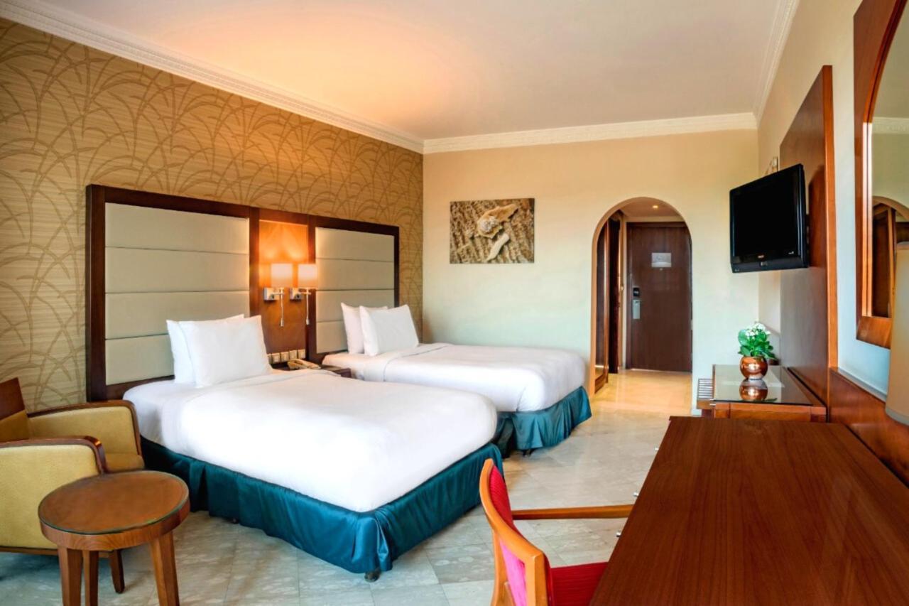 Crowne Plaza Jordan Dead Sea Resort & Spa By Ihg Sweimeh Exterior foto A room at the hotel