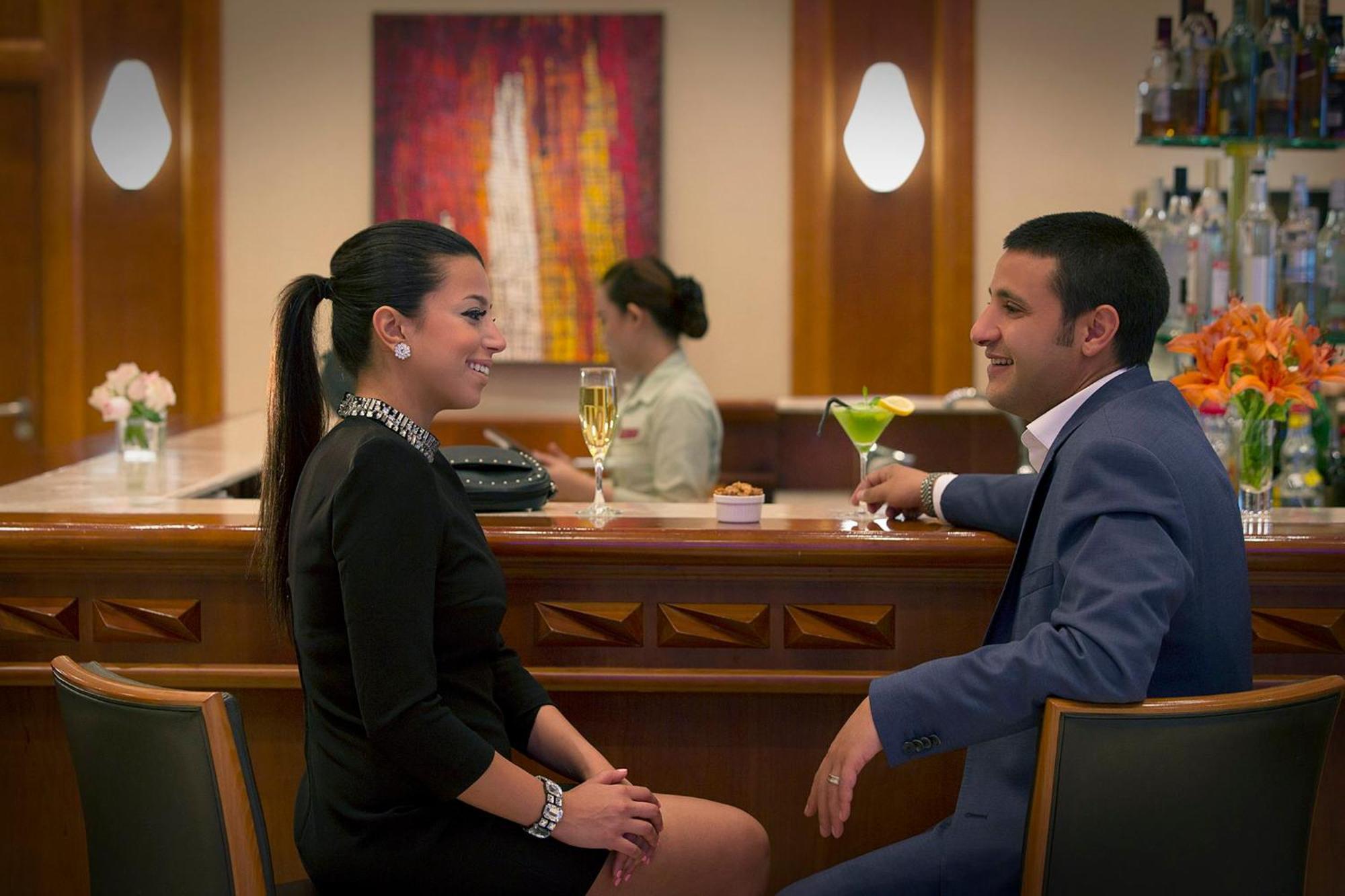 Crowne Plaza Jordan Dead Sea Resort & Spa By Ihg Sweimeh Exterior foto A couple at the bar